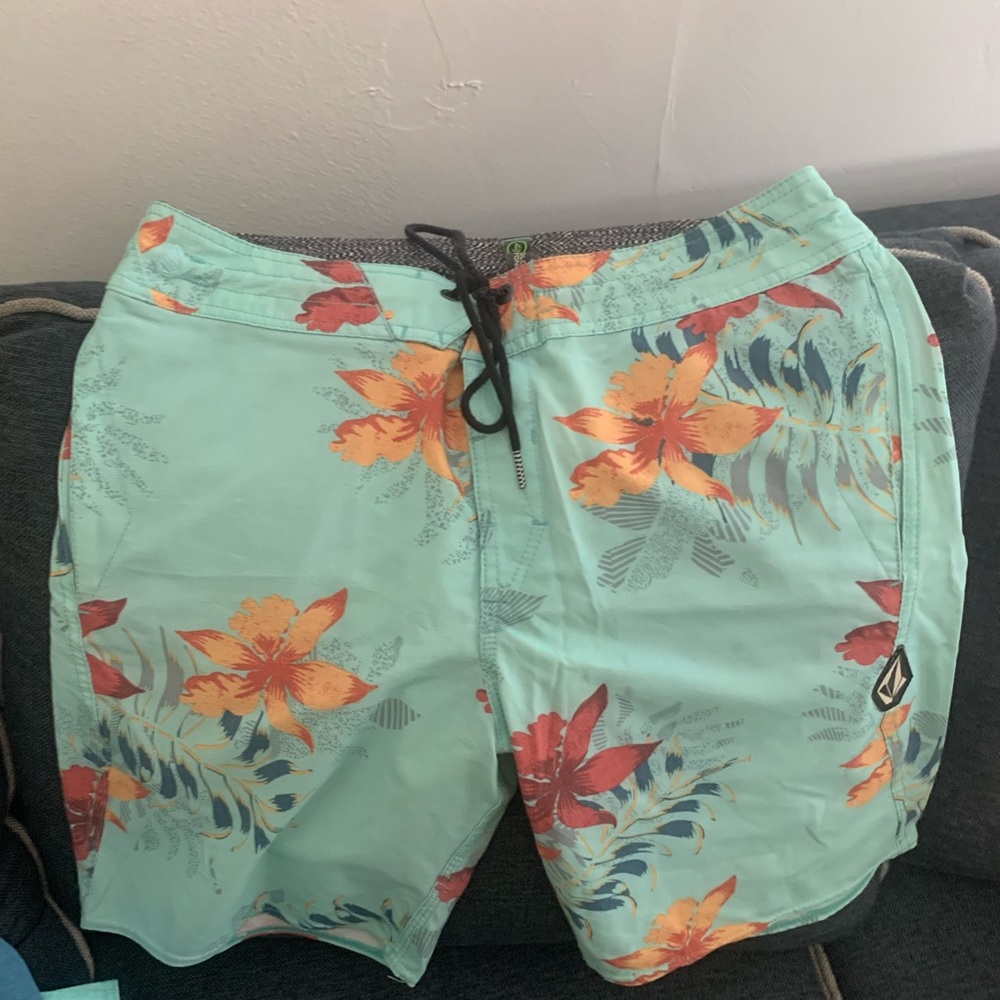 Volcom boardshorts 31 too small never worn mint condition